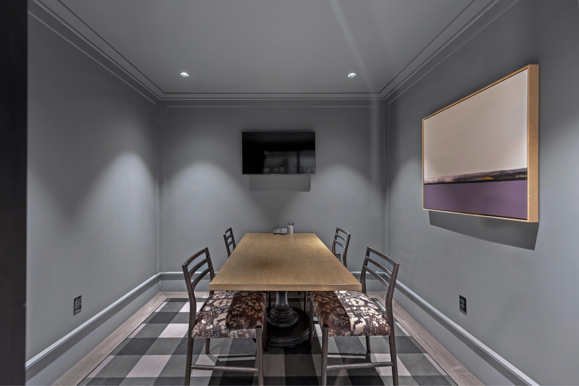 Sophisticated and serene lounge corners.