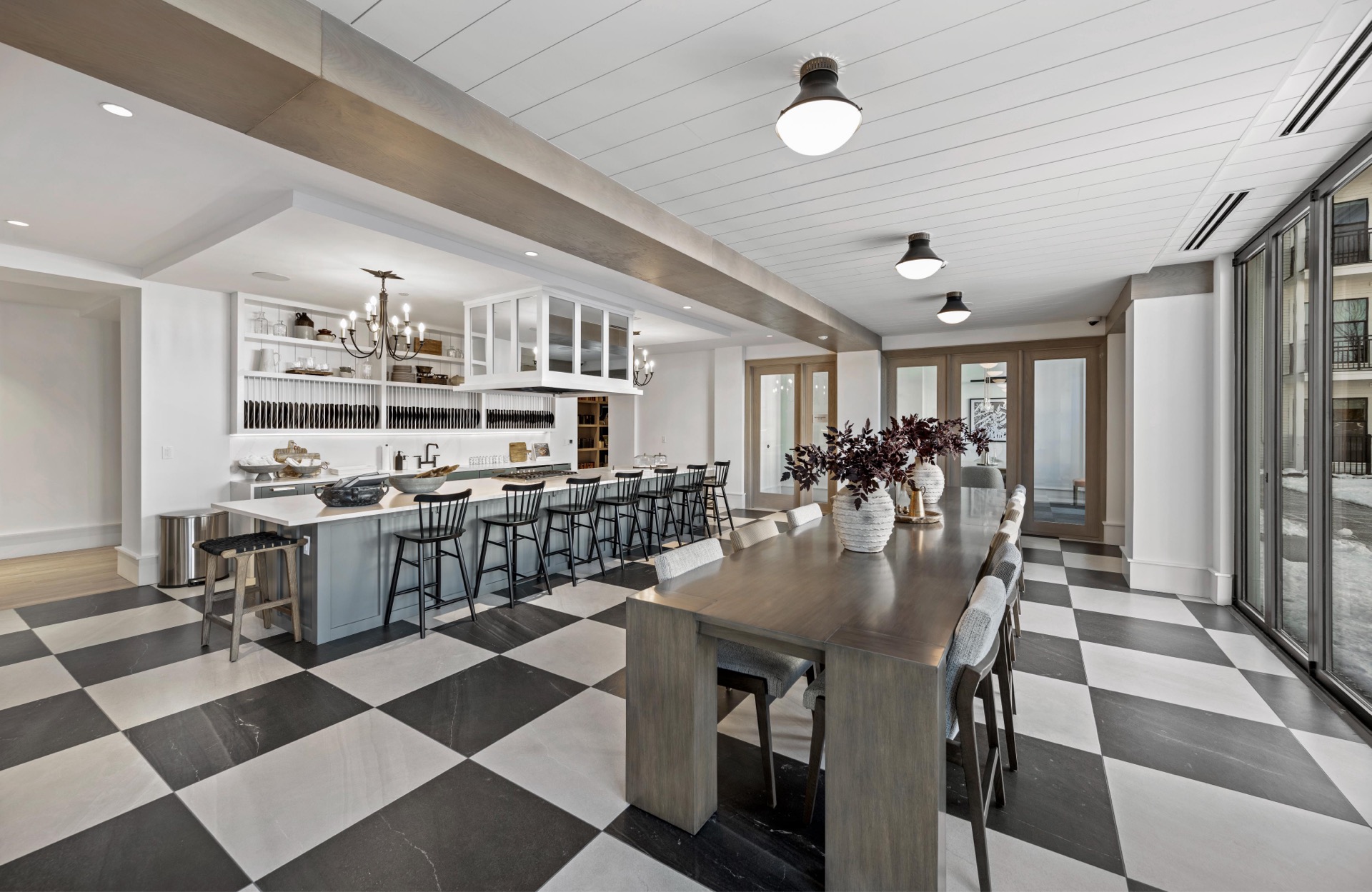 Well-equipped chef's kitchen for any occasion.